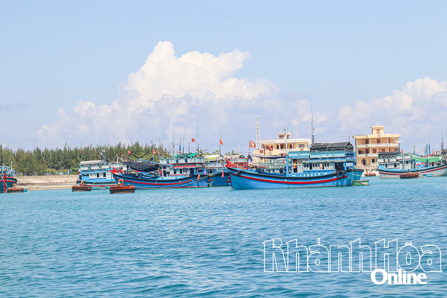 Âu tàu đảo Đá Tây là điểm tựa vững chắc cho ngư dân vươn khơi bám biển. Ảnh: VĂN KỲ
