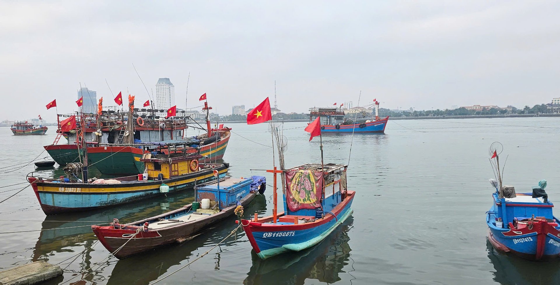 Tàu cá khai thác vùng biển xa của ngư dân Quảng Bình xuất bến. Ảnh: T. Phùng.