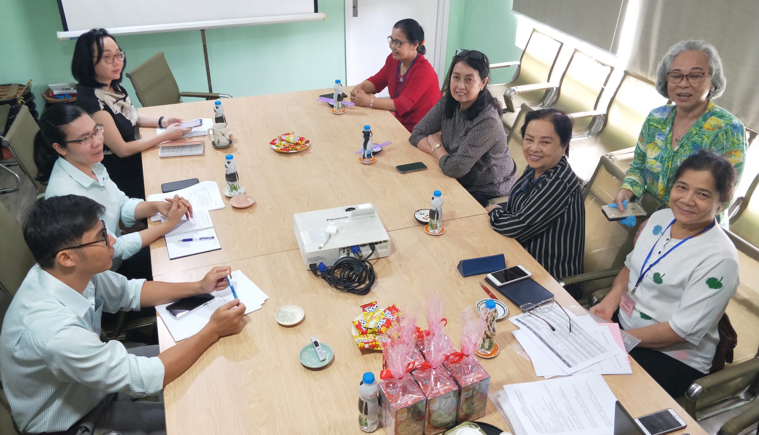 Hai thế hệ quản lý của Công ty TNHH Khai thác hải sản, Chế biến nước mắm Thanh Hà - bà Nguyễn Thị Nguyệt Hà (thứ hai bên phải là mẹ) và Ong Thị Kim Ngân (thứ ba bên trái, là con gái) – trong buổi làm việc với đoàn công tác của Hiệp hội Nước mắm truyền thống Việt Nam.