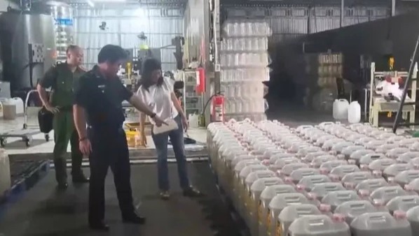 Lực lượng công an đã khám xét khẩn cấp khoảng 20 công ty, đại lý phân phối nghi cất giấu, liên quan đến hành vi phạm tội của các đối tượng