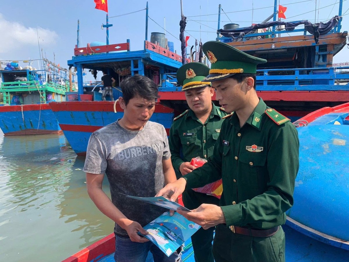 Lực lượng chức năng tuyên truyền thực hiện IUU cho ngư dân. Ảnh: Võ Hà.