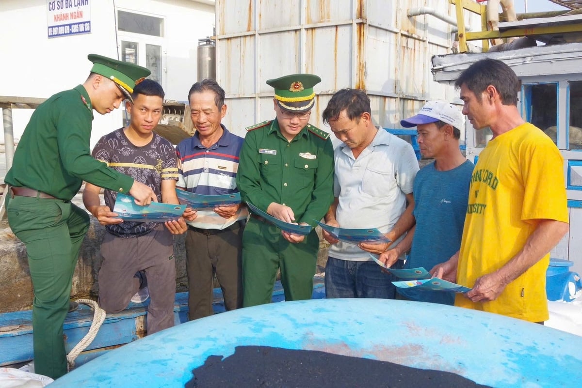 Đồn Biên phòng Lý Sơn tuyên truyền cấp phát tờ rơi chống khai thác IUU cho ngư dân. Ảnh: Võ Hà.