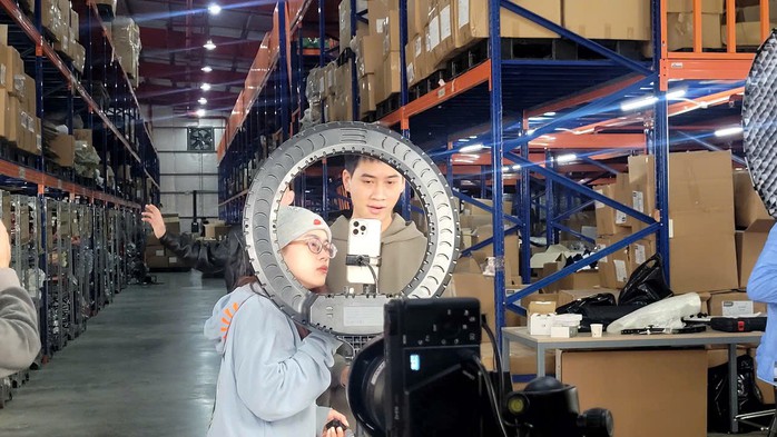 Mua sắm online, livestream bán hàng bùng nổ trong thời gian qua. Ảnh: THÙY LINH