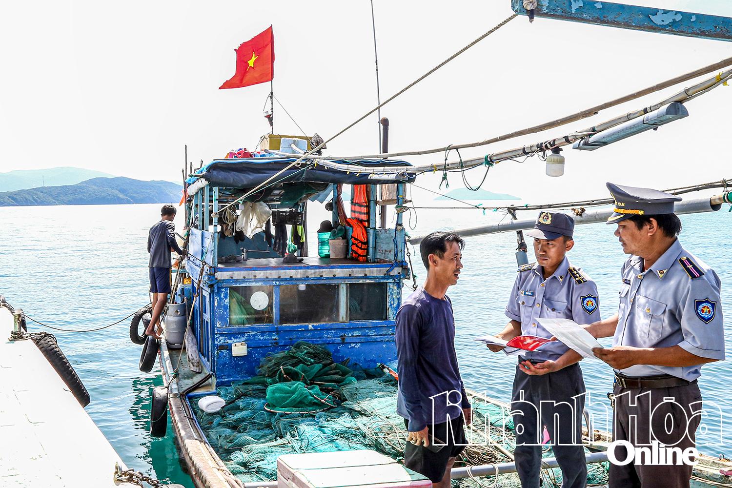 Lực lượng kiểm ngư tỉnh kiểm tra tàu cá do ông Hồ Thanh Trung điều khiển.