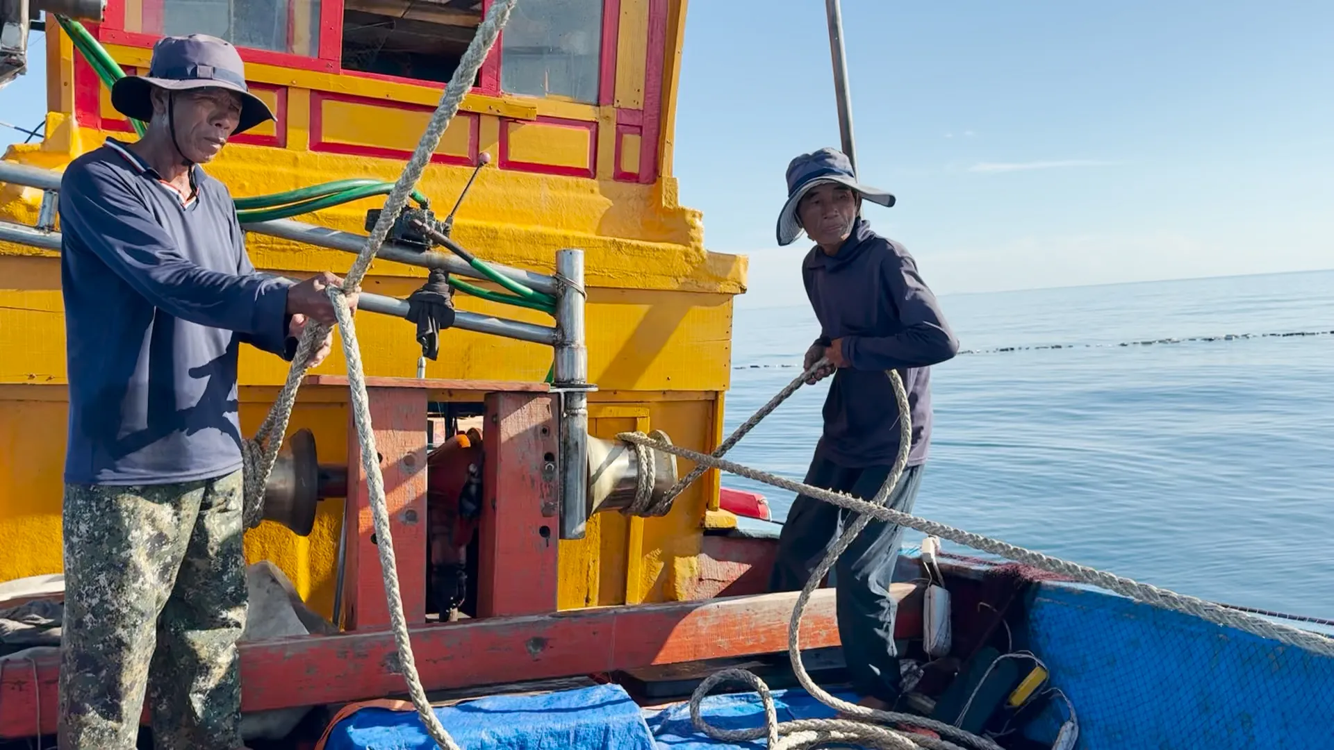 "Lưới vây gần bờ chủ yếu bắt cá ngừ sọc dưa, ngừ hoa, cá bạc má, cá nục... Nghề này làm quanh năm, chỉ nghỉ lúc mưa bão", ông Phạm Cường, ngư dân thôn Sơn Trà (xã Bình Đông) chia sẻ. IMG_2311.MOV.00_00_00_00.Still001.jpg