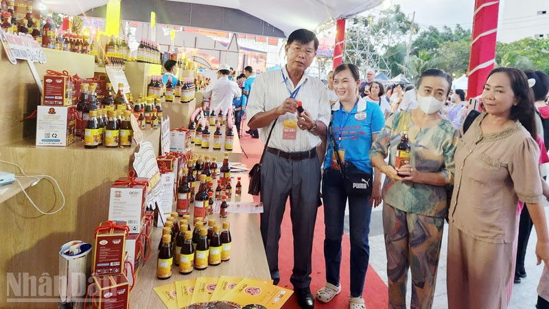 Đại biểu tham quan gian trưng bày sản phẩm nước mắm Phú Quốc tại Festival nước mắm Phú Quốc năm 2025.