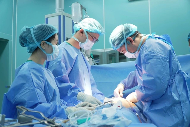 Trực thăng bay xuyên đêm cấp cứu ngư dân ở đảo Tiên Nữ- Ảnh 2. Trực thăng bay xuyên đêm cấp cứu ngư dân ở đảo Tiên Nữ- Ảnh 2.