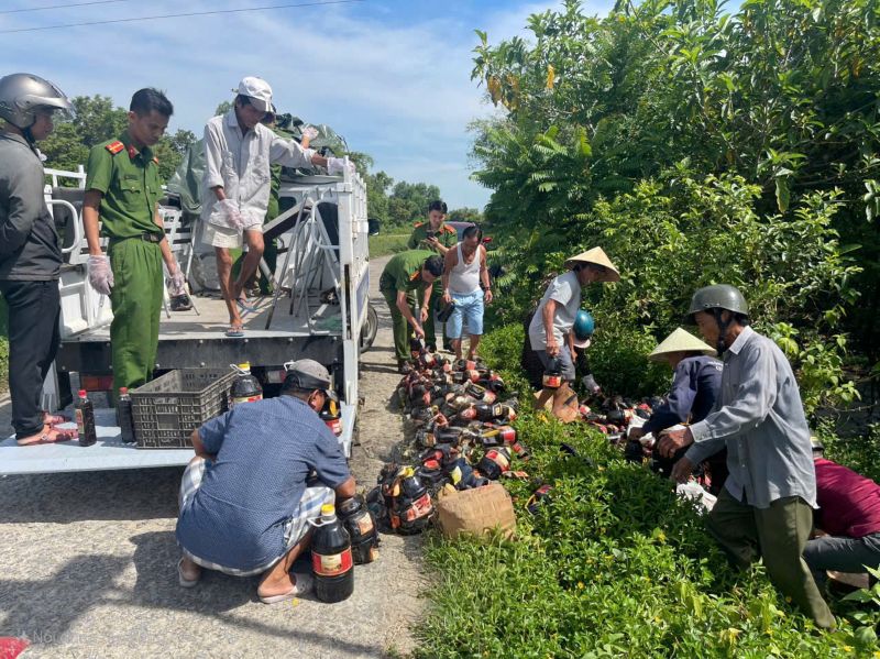 Cơ quan chức năng Quảng Nam đã thu gom lô nước mắm xả trộm và triệu tập 2 đối tượng liên quan để điều tra. Ảnh: Nguyễn Hoàng