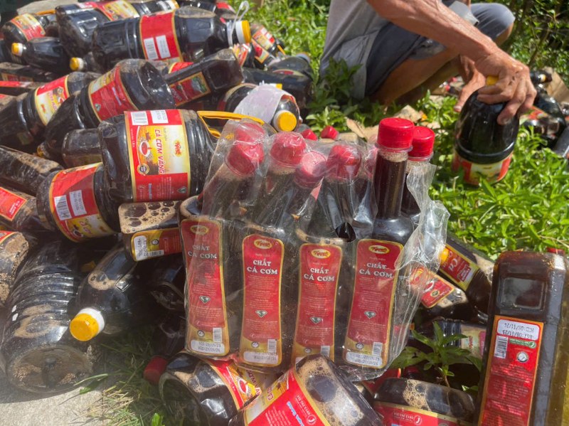 Hiện trường vụ xả trộm cả nghìn chai nước mắm hết hạn ở Phú Ninh, Quảng Nam. Ảnh: Trường An
