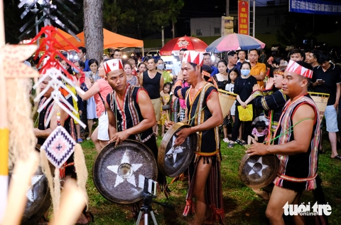 Ăn cá ngừ đại dương, xem cồng chiêng Tây Nguyên giữa lòng phố biển Quy Nhơn - Ảnh 1.