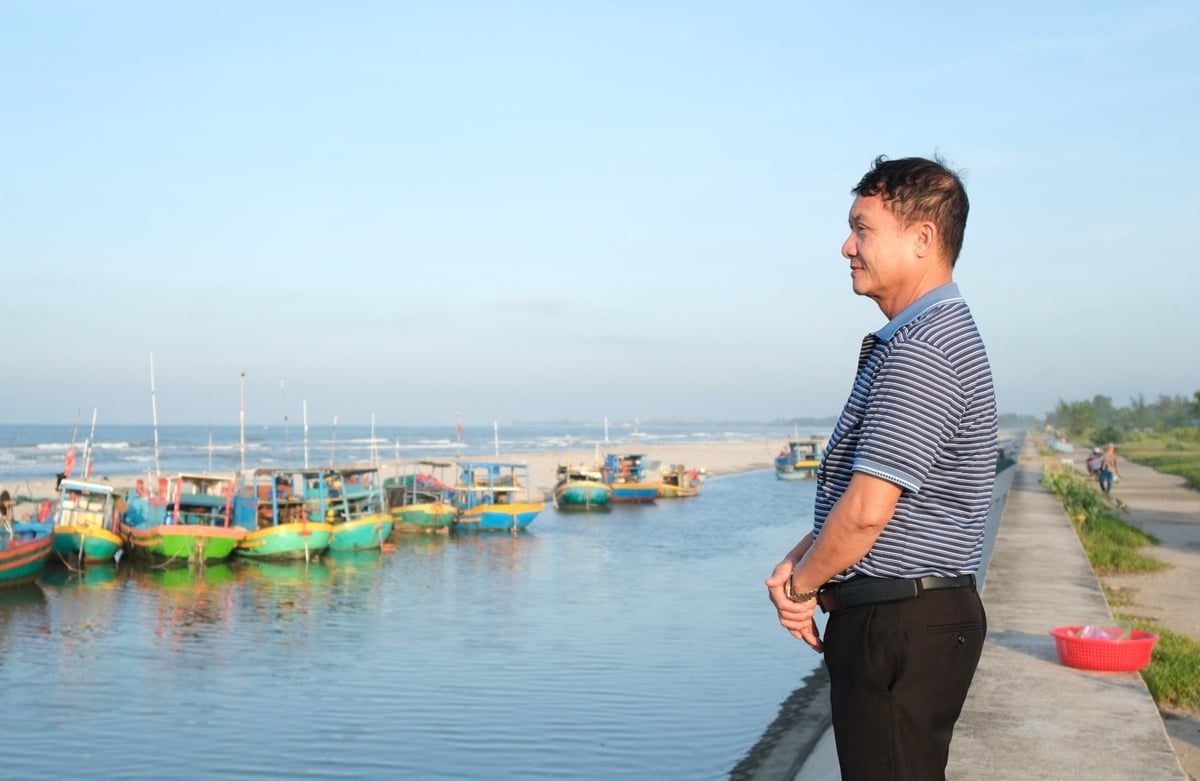Ông Đậu Trọng Trung - Chủ tịch Hội cộng đồng ngư dân Tân Thuận, đi quan sát hoạt động khai thác vào buổi sáng. Ảnh: Quỳnh Chi. 