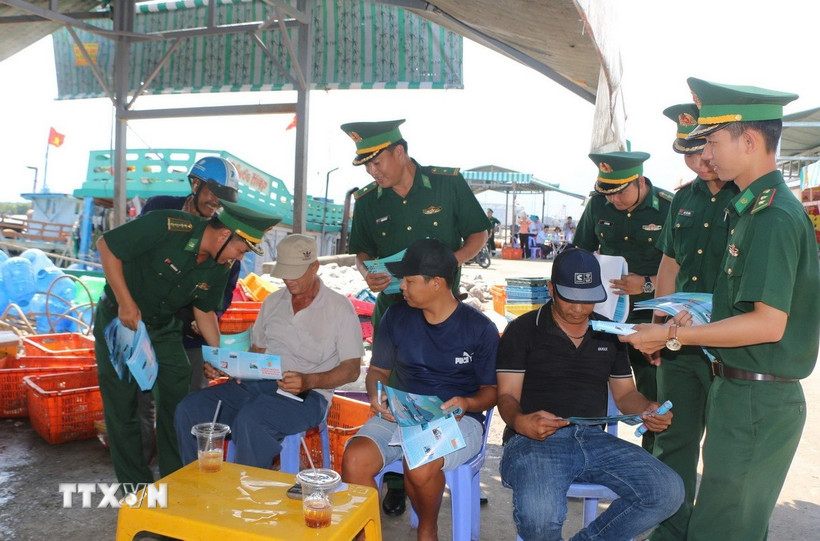 Bộ đội Biên phòng Gành Hào tuyên truyền, hướng dẫn ngư dân thực hiện chống khai thác bất hợp pháp, không báo cáo, không theo quy định (IUU). (Ảnh: TTXVN phát)