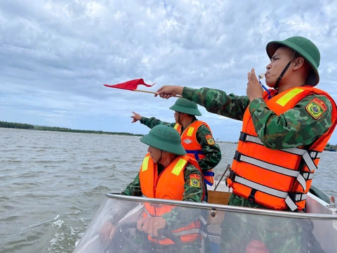 Chìm tàu cá trên biển Quảng Trị giữa sóng to gió lớn, 7 ngư dân may mắn được cứu - Ảnh 1.