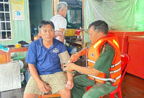 Cứu 9 người trên 2 tàu bị chìm khu vực biển đặc khu Kiên Hải - Ảnh 2.