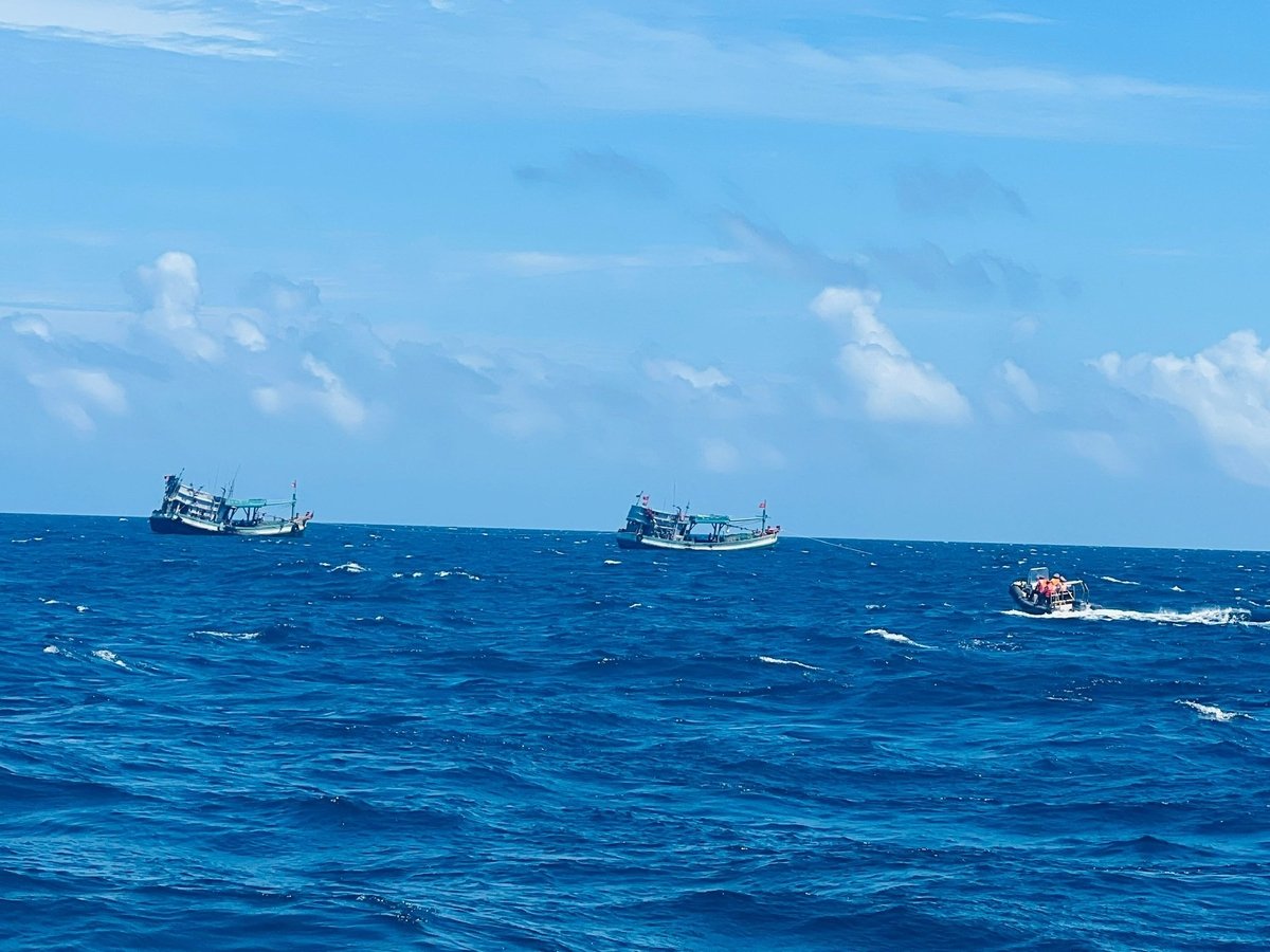 Đoàn kiểm tra số 06 tiếp cận 2 tàu cá lưới đôi. Ảnh: Trọng Linh.