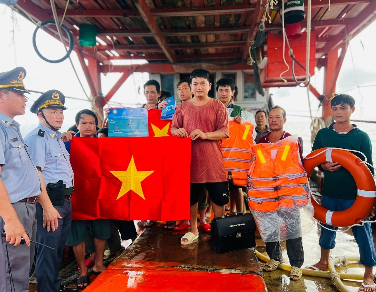 Ông Nguyễn Phú Quốc, Phó Cục trưởng Cục Thủy sản và Kiểm ngư, Chi cục trưởng Chi cục Kiểm ngư Vùng V, tuyên truyền về chống khai thác IUU cho các ngư dân. Ảnh: Trọng Linh.