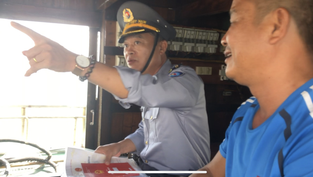 Cán bộ Chi cục Biển, Hải đảo và Thuỷ sản, Kiểm ngư tỉnh Quảng Ninh chỉ cho chủ tàu cá lỗi vi phạm được ghi nhận trong hệ thống giám sát tàu cá trung ương.