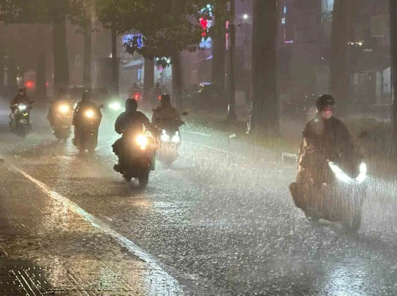 Mưa dồn, bão dập trong những tháng tới- Ảnh 1.