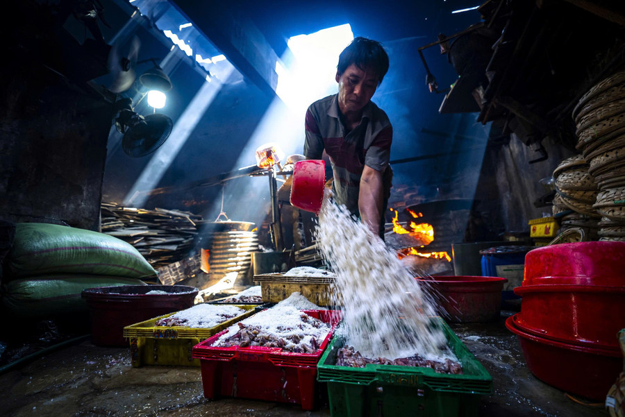 Thợ hấp cá lâu năm biết cách điều chỉnh lượng nước, thời gian hấp và nhiệt độ lửa bằng mắt và bằng cảm giác. 3.jpg