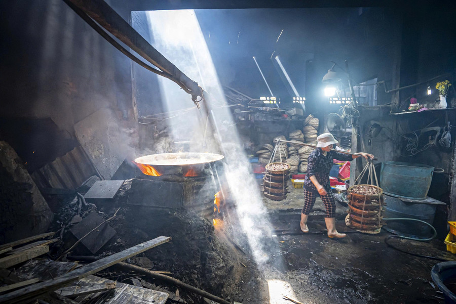 Gian bếp chật chội cùng hơi nóng tỏa ra từ lò hấp là nơi hàng chục con người cần mẫn mưu sinh mỗi ngày. 2-4610.jpg