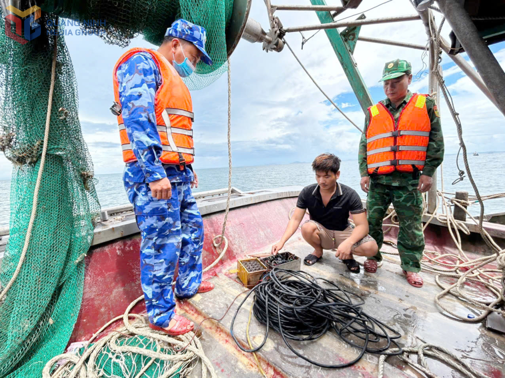 Tàu cá tàng trữ công cụ kích điện tại vùng biển Đảo Trần bị lực lượng chức năng bắt giữ.
