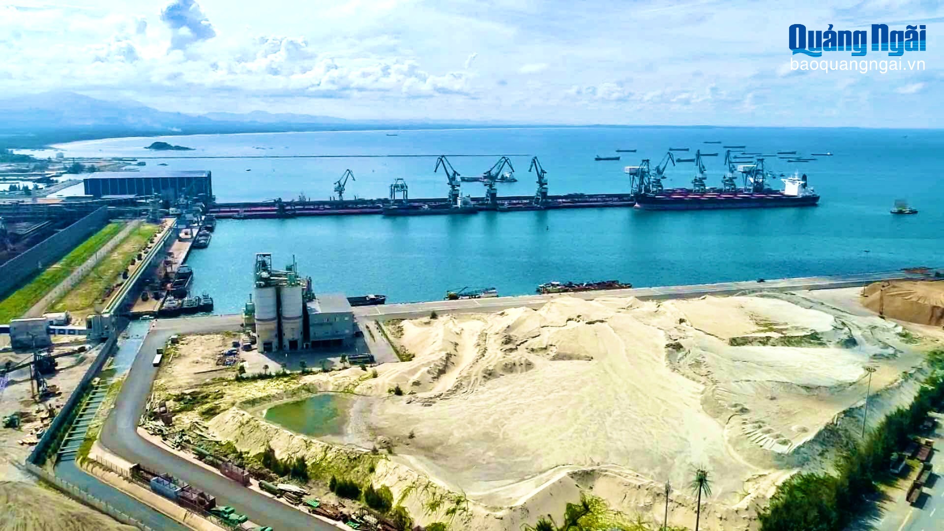 Một góc cụm cảng biển nước sâu Dung Quất. Ảnh: TN