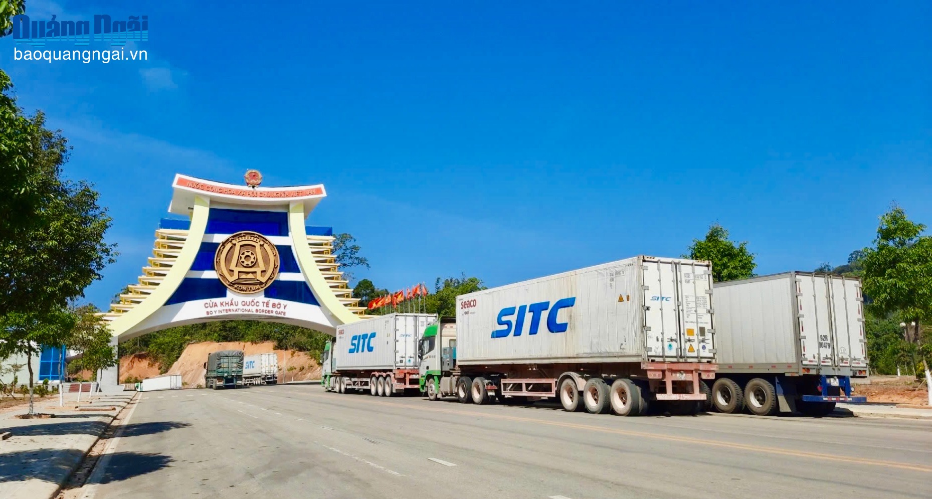 Xe vận chuyển hàng hóa qua Cửa khẩu quốc tế Bờ Y (Quảng Ngãi). Ảnh: VĂN HÒA