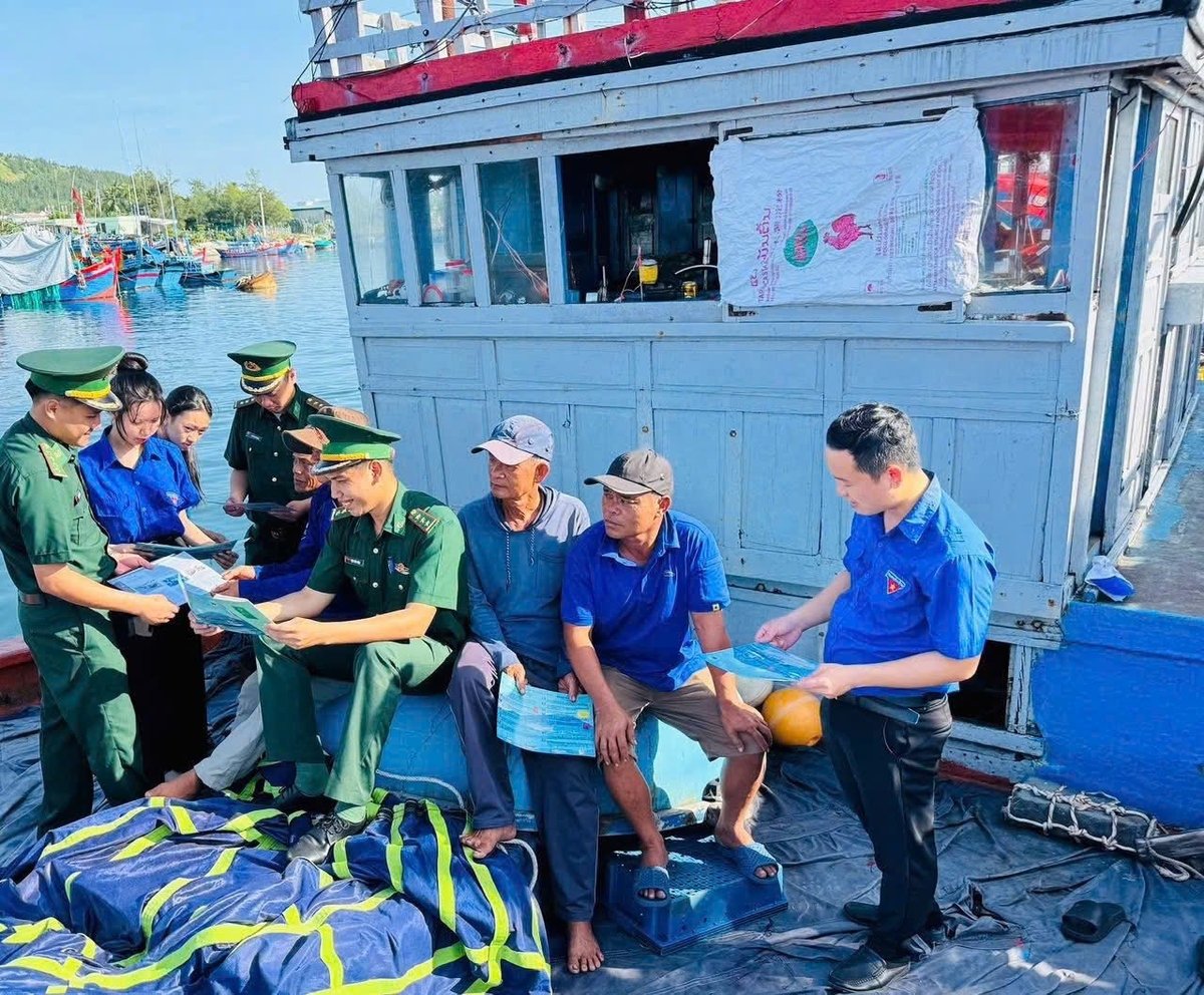 Lực lượng chức năng tuyên truyền ngư dân thực hiện chống IUU. Ảnh: Võ Hà.