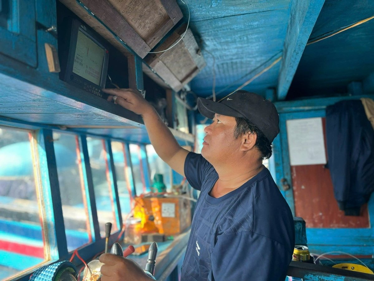 Các chủ tàu chủ động kiểm tra, trang bị thiết bị dự phòng nhằm tránh vi phạm quy định về chống IUU. Ảnh: Võ Hà.