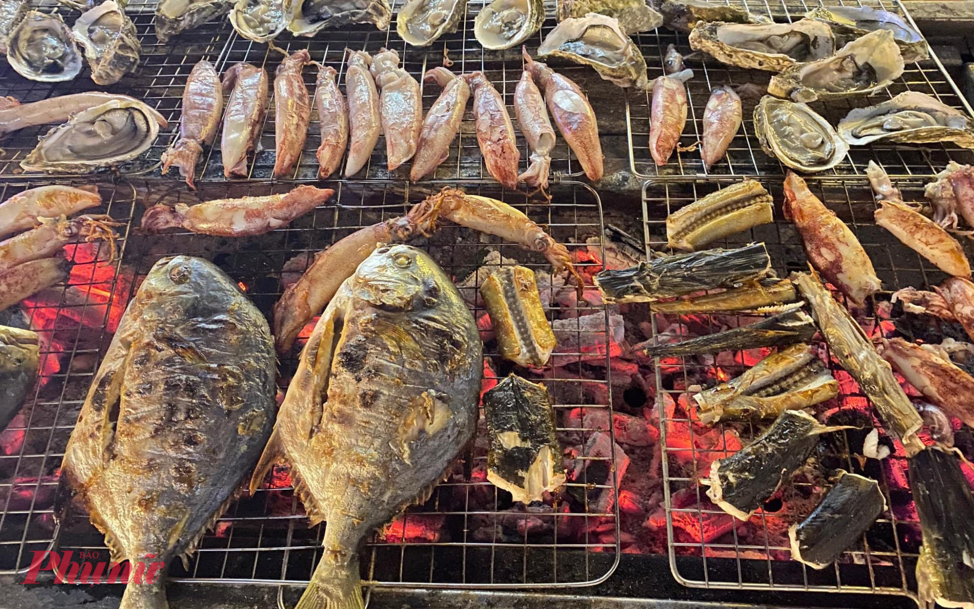 Quy Nhơn với những làng chài bình yên sóng vỗ Hải sản nướng mộc theo cách của làng chài