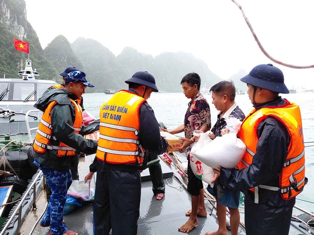 Sát cánh cùng ngư dân trong mưa bão