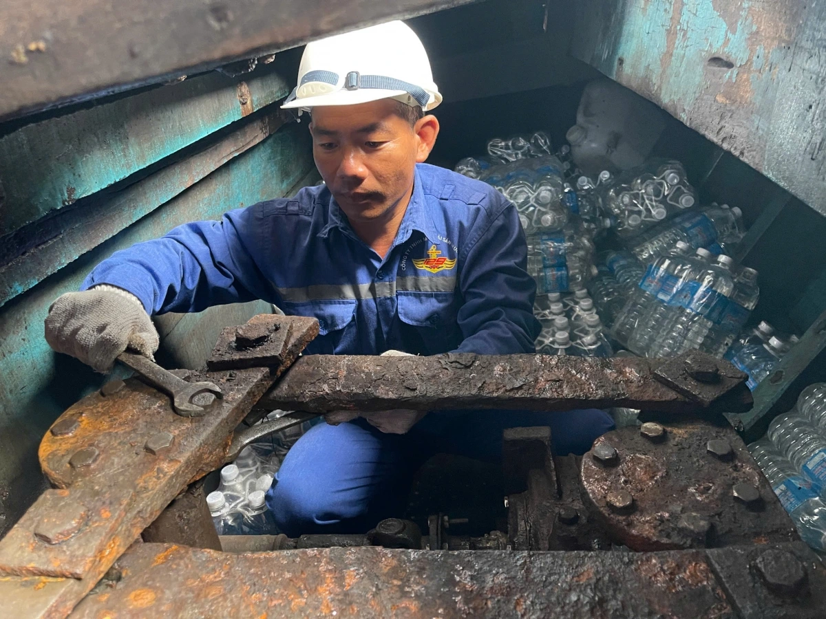 tau ca hong duoc cuu kip thoi tai truong sa, ngu dan an tam bam bien hinh anh 2