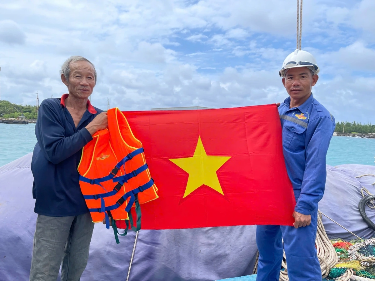 tau ca hong duoc cuu kip thoi tai truong sa, ngu dan an tam bam bien hinh anh 4