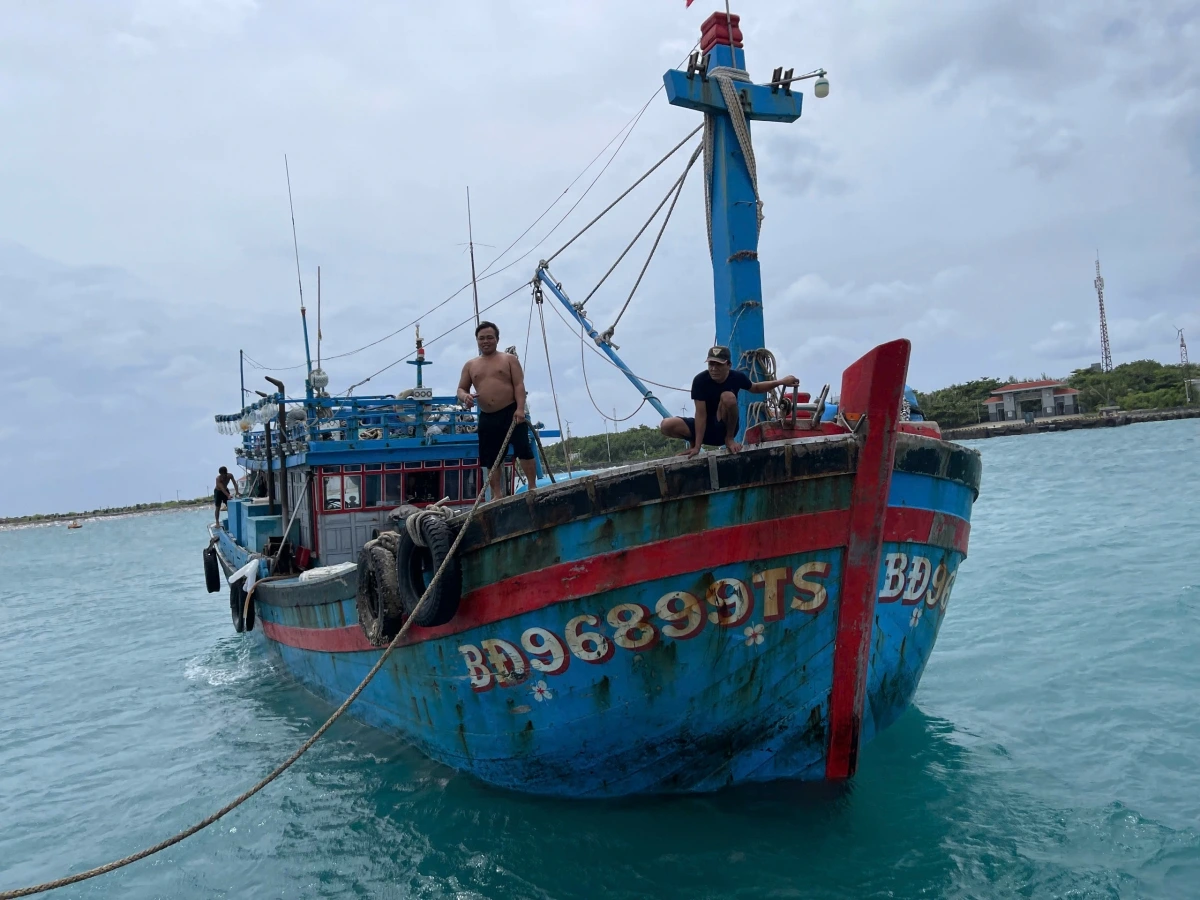 tau ca hong duoc cuu kip thoi tai truong sa, ngu dan an tam bam bien hinh anh 1