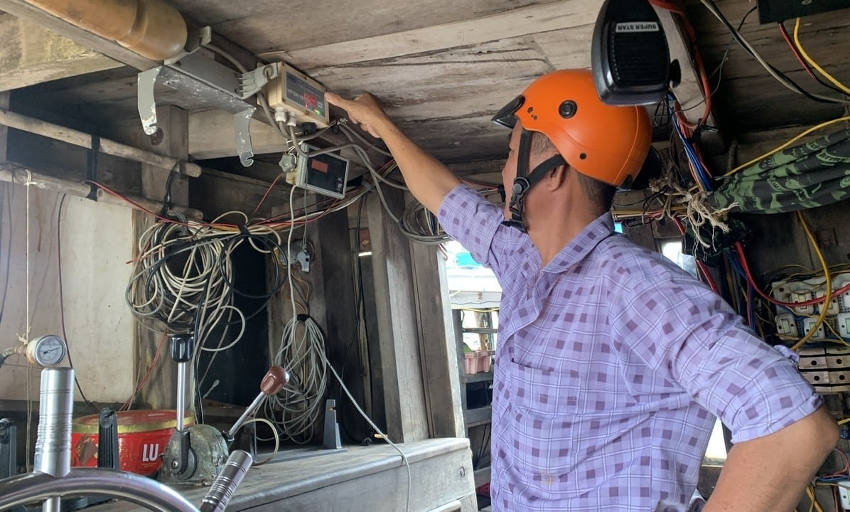Ngư dân thường xuyên kiểm tra đèn tín hiệu trên thiết bị để kịp thời phát hiện sự cố và báo về bờ. Ảnh: Hồ Thảo. Ngư dân thường xuyên kiểm tra đèn tín hiệu trên thiết bị để kịp thời phát hiện sự cố và báo về bờ. Ảnh: Hồ Thảo.