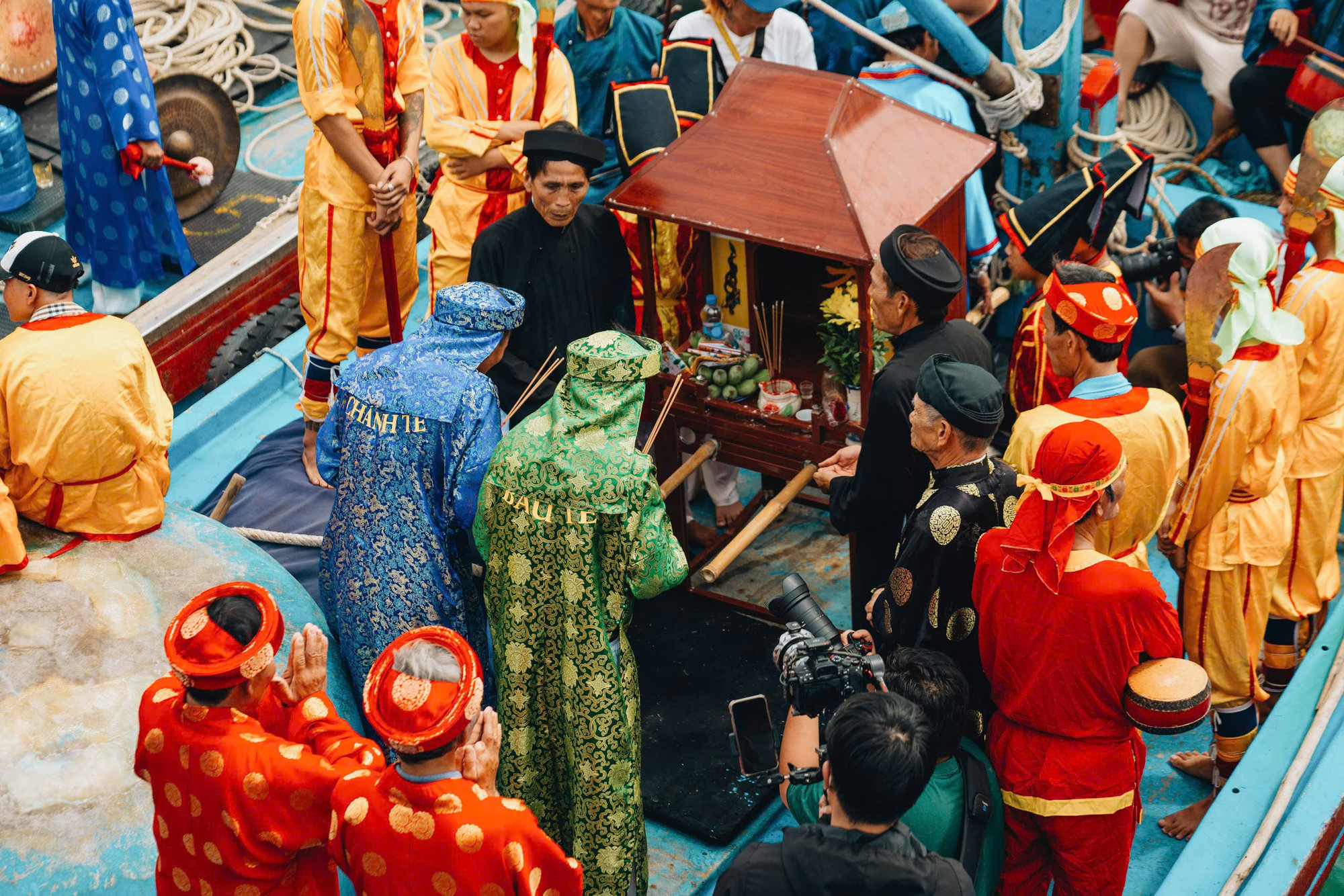 Bà con tập trung tổ chức lễ hội. Ảnh: Anh Bích. tienphong-14.jpg