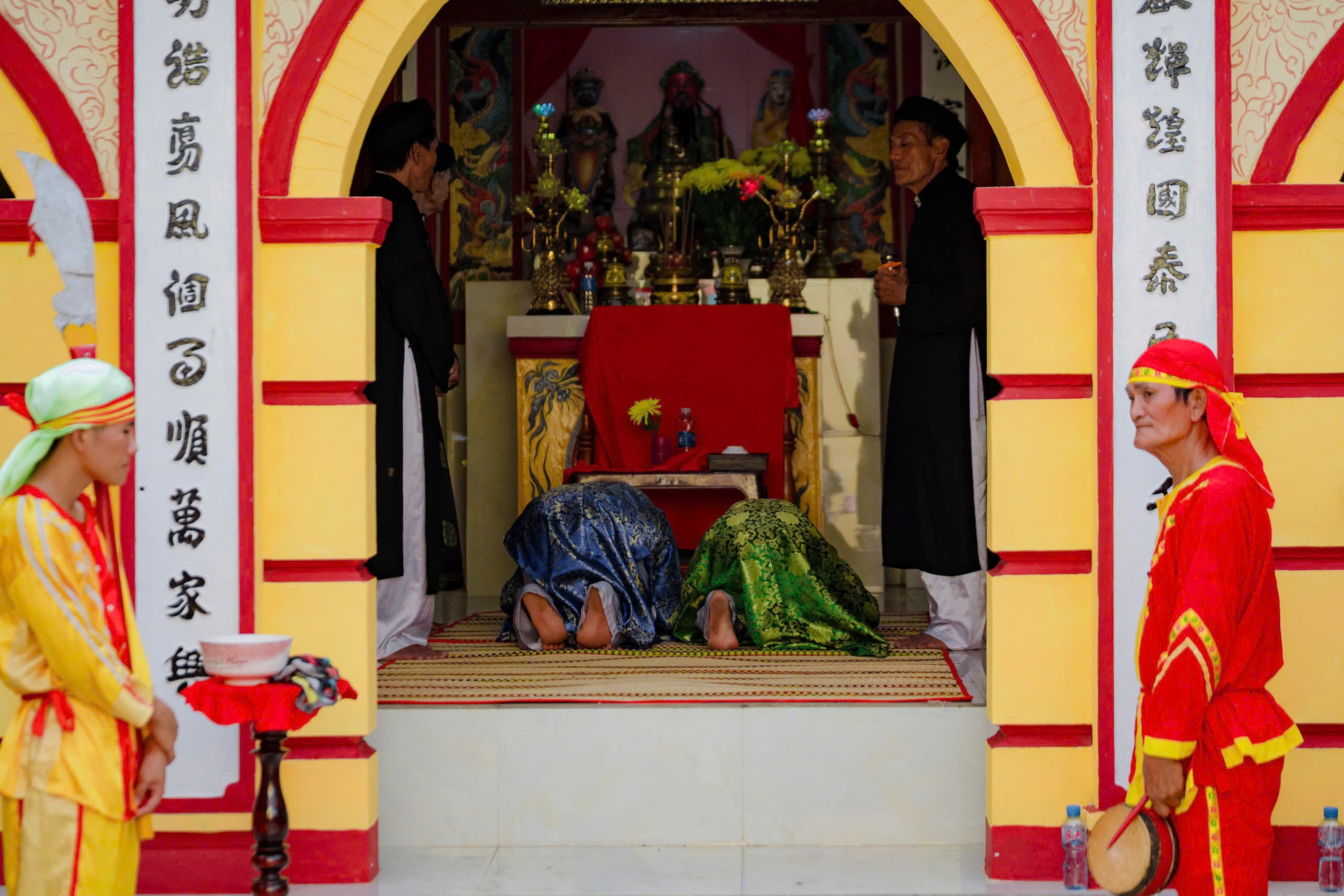 Ban nghi lễ thực hiện cúng tế trong lăng thờ thần cá Ông. Ảnh: Anh Bích. z6824065696284-b7c2921e8a953fc2fca6d77c96f7f634.jpg