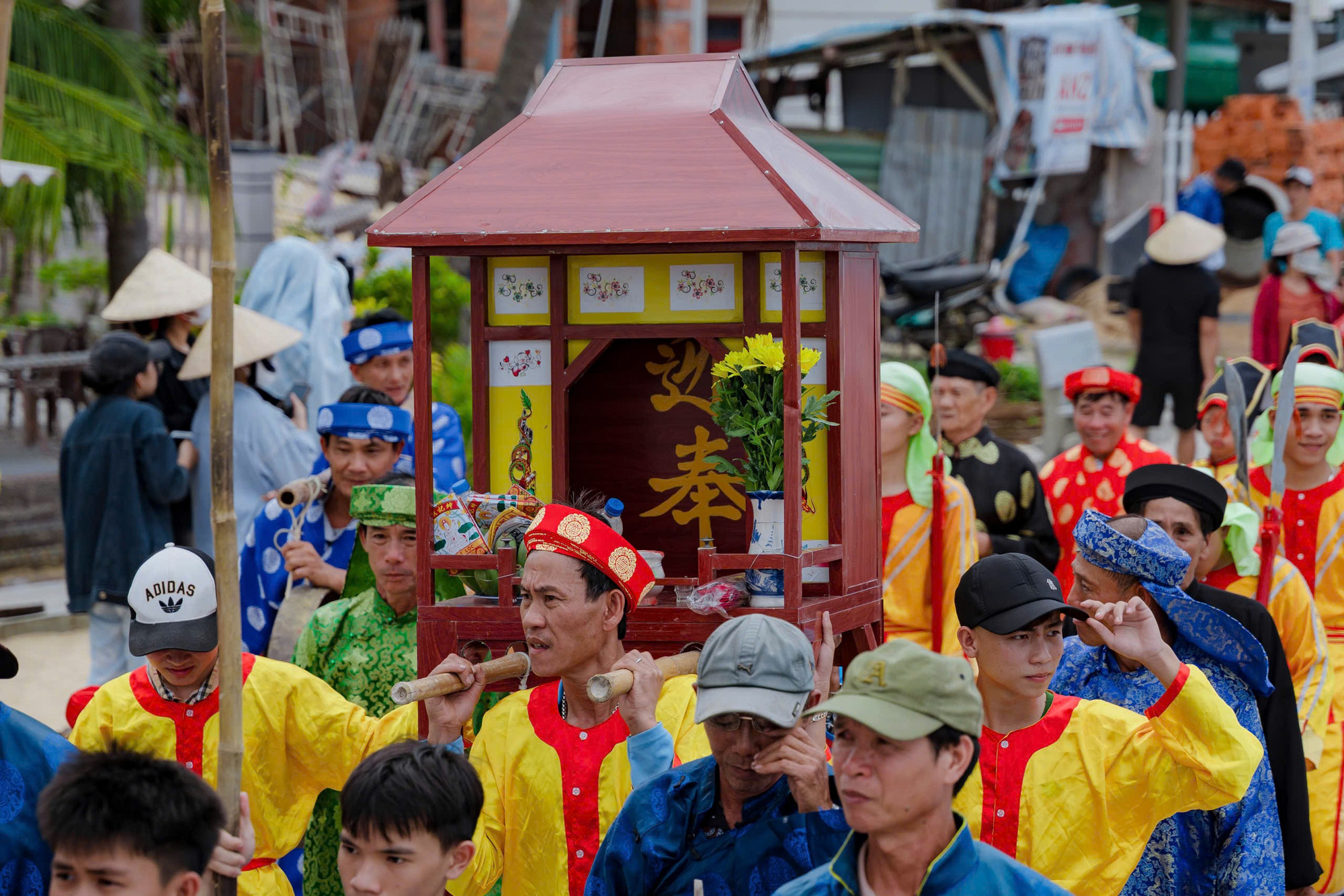 Nghi thức rước thần Nam Hải. Ảnh: Anh Bích. tienphong-4.jpg