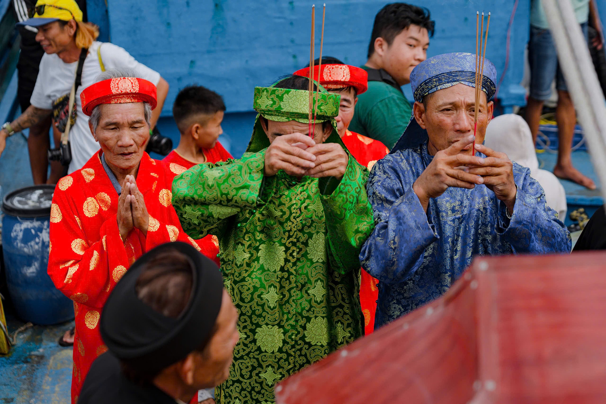 Thành viên ban nghi lễ tổ chức dâng hương, cúng bái thần cá Ông. Ảnh: Anh Bích. tienphong-10.jpg