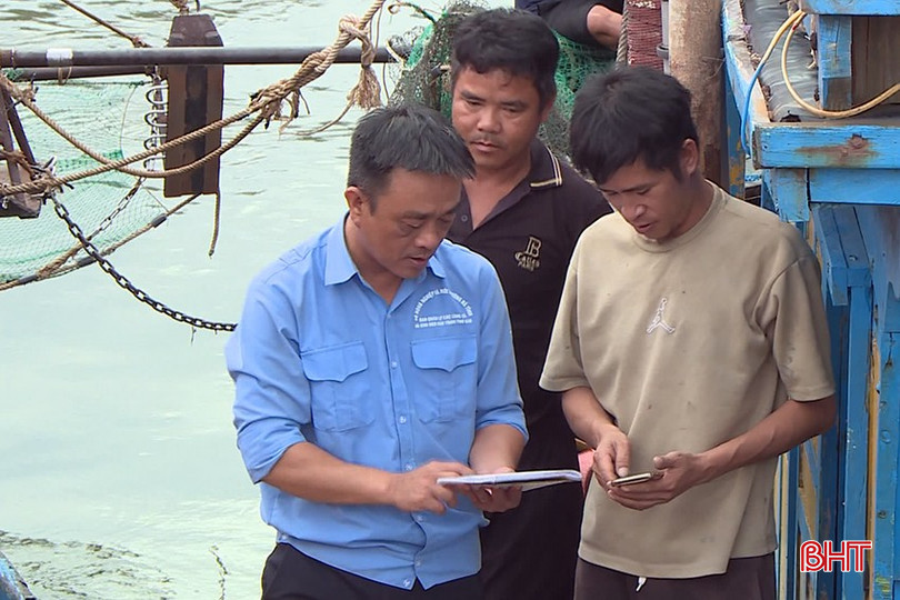 Cán bộ Ban Quản lý các Cảng cá và Khu neo đậu tránh trú bão tàu cá Hà Tĩnh hướng dẫn ngư dân ghi nhật ký khai thác điện tử. bqbht_br_nhat-ky-dien-tu-4.jpg