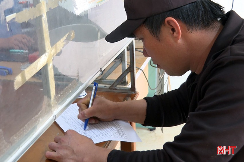 Ngư dân vẫn giữ thói quen ghi nhật ký khai thác thủy sản bằng giấy trong khi đã được cài đặt ứng dụng ghi nhật ký điện tử. bqbht_br_nhat-ky-dien-tu-6.jpg