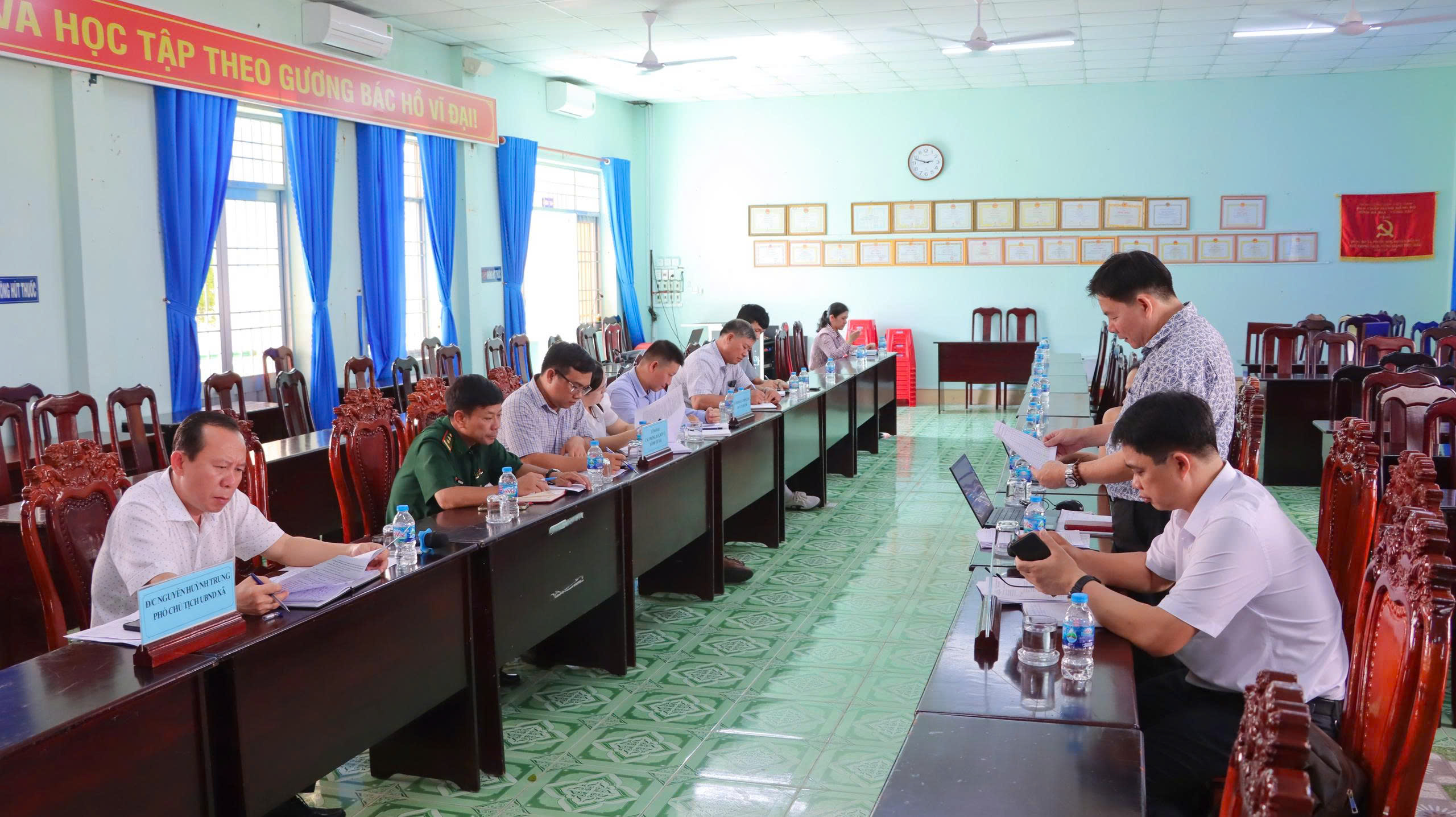 Toàn cảnh buổi làm việc.