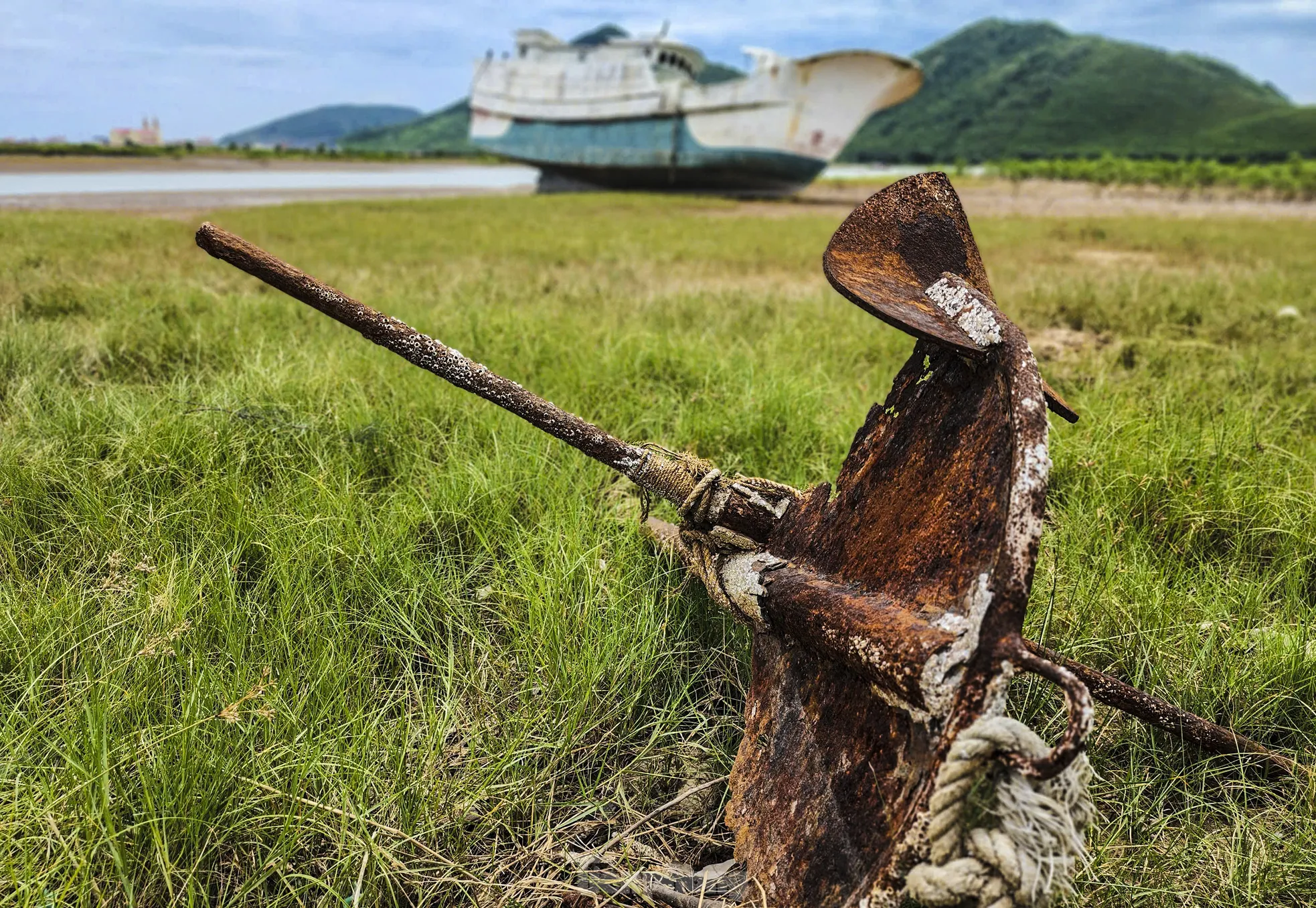 Xác 'tàu ma' nằm ngổn ngang dọc cửa sông, khu neo đậu ở Hà Tĩnh - 2
