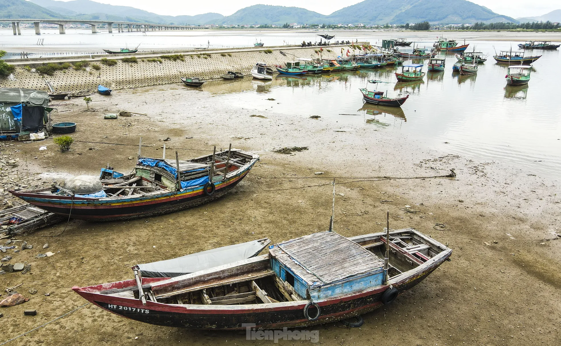 Xác 'tàu ma' nằm ngổn ngang dọc cửa sông, khu neo đậu ở Hà Tĩnh - 11