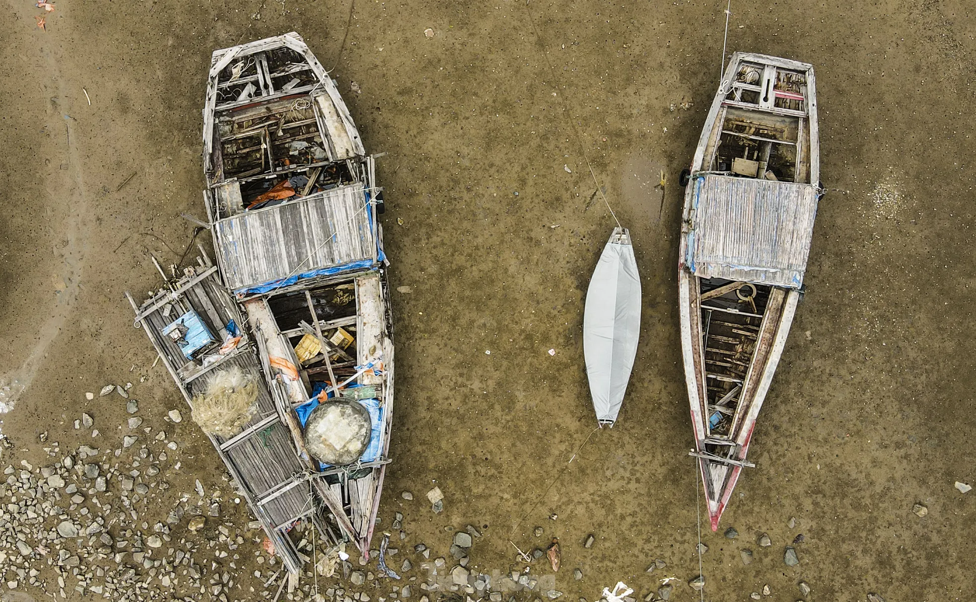 Xác 'tàu ma' nằm ngổn ngang dọc cửa sông, khu neo đậu ở Hà Tĩnh - 12