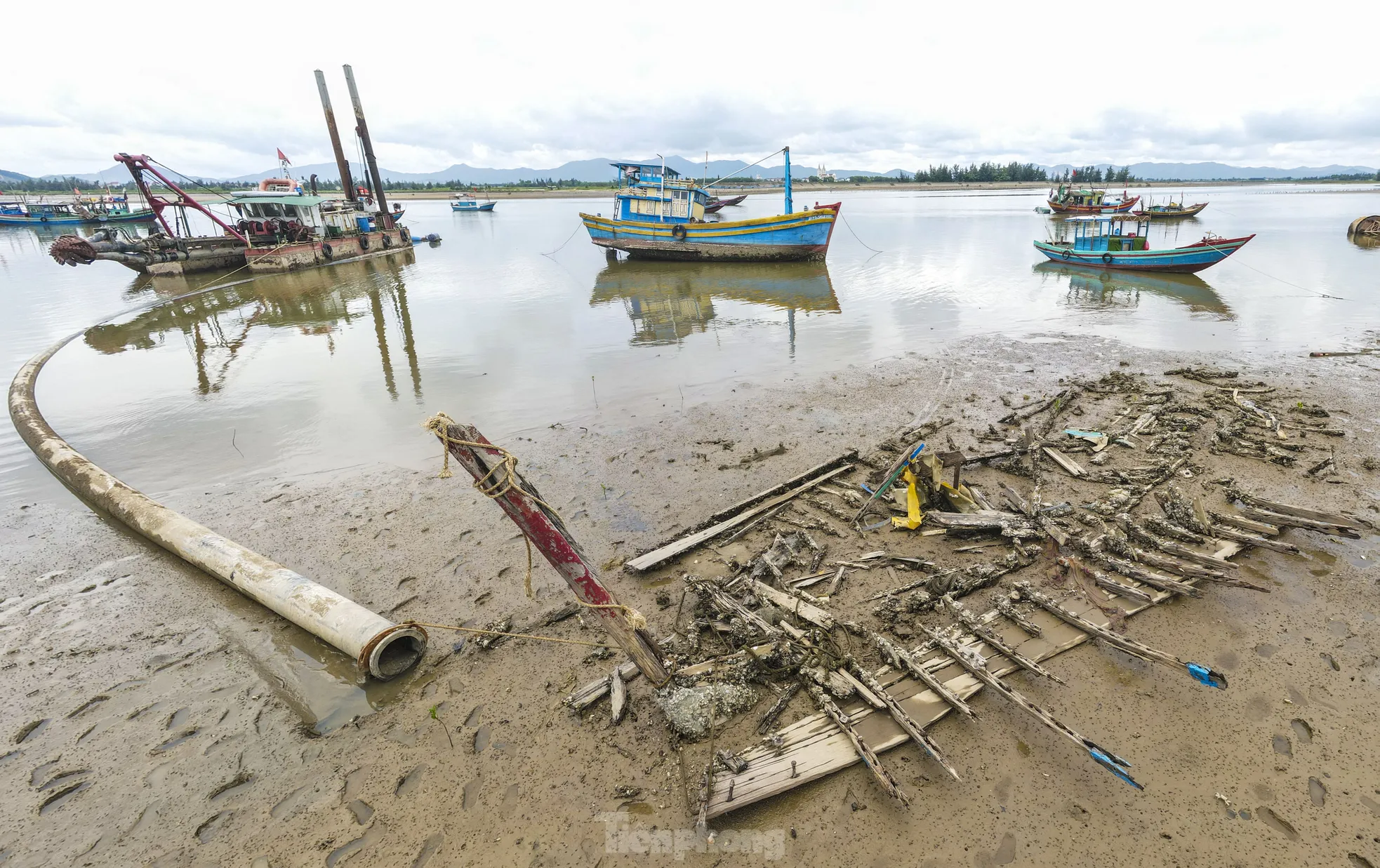 Xác 'tàu ma' nằm ngổn ngang dọc cửa sông, khu neo đậu ở Hà Tĩnh - 13