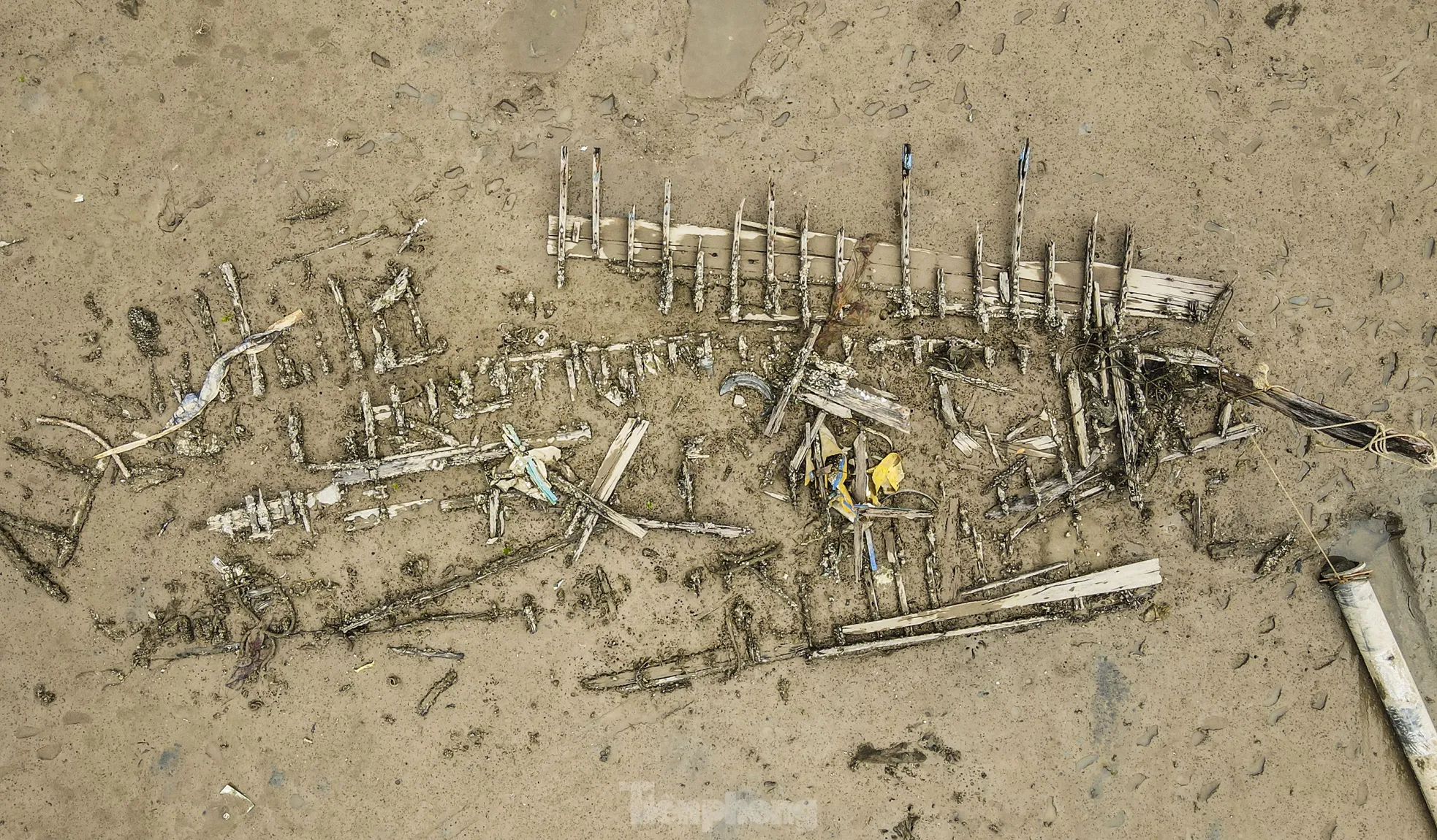 Xác 'tàu ma' nằm ngổn ngang dọc cửa sông, khu neo đậu ở Hà Tĩnh - 14