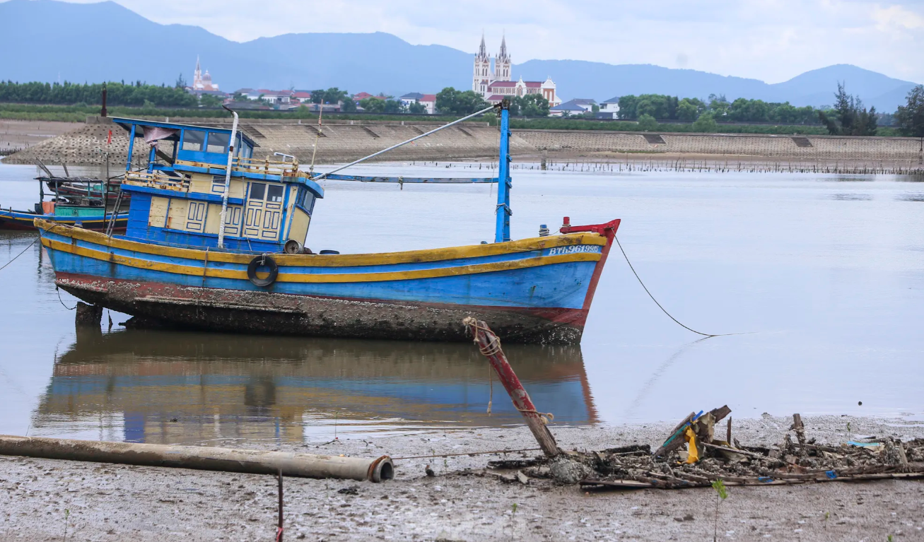 Xác 'tàu ma' nằm ngổn ngang dọc cửa sông, khu neo đậu ở Hà Tĩnh - 15