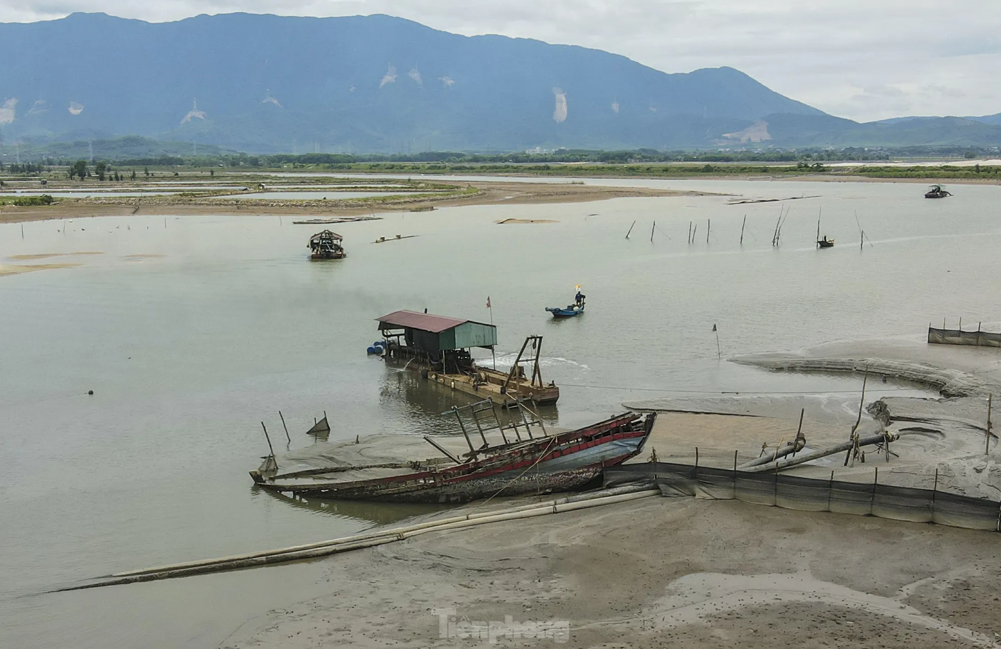 Xác 'tàu ma' nằm ngổn ngang dọc cửa sông, khu neo đậu ở Hà Tĩnh - 7