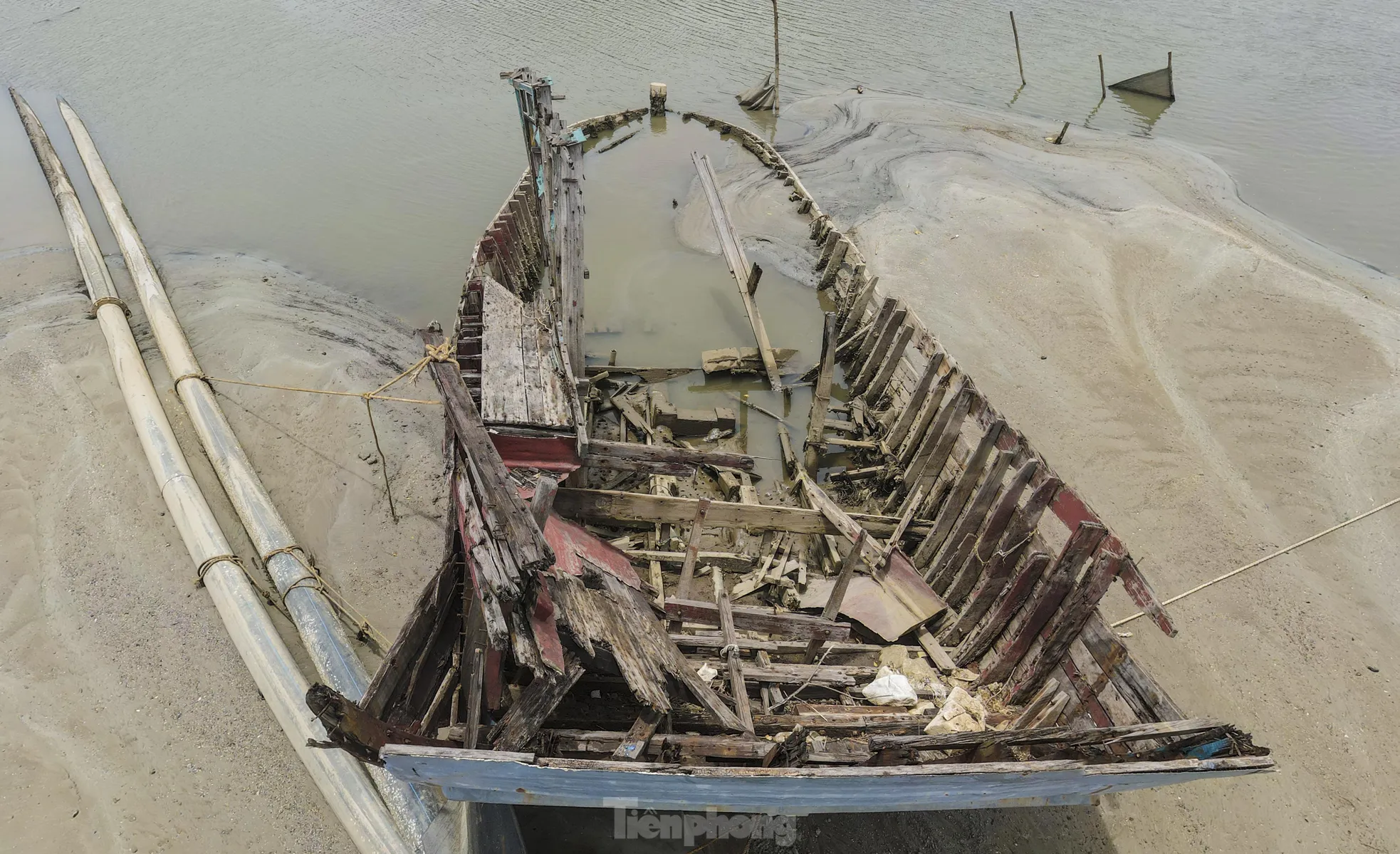 Xác 'tàu ma' nằm ngổn ngang dọc cửa sông, khu neo đậu ở Hà Tĩnh - 8